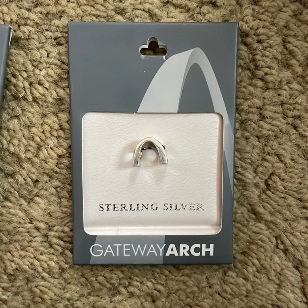 Gateway arch sterling silver charm